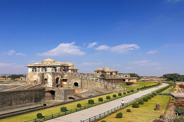 mathura to indore cabs